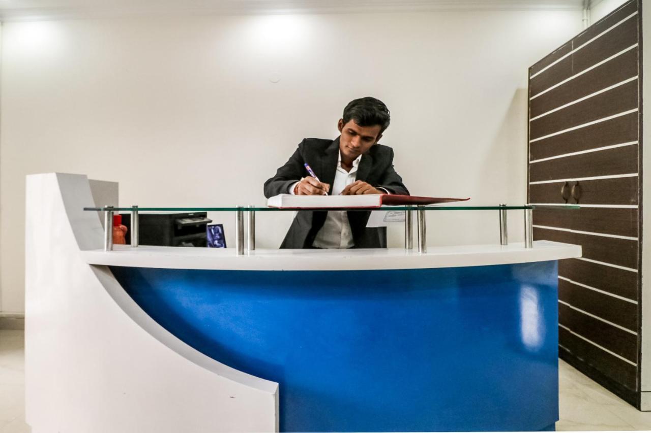 Capital O Hotel Bms Near Appu Ghar Gurgaon Exteriör bild